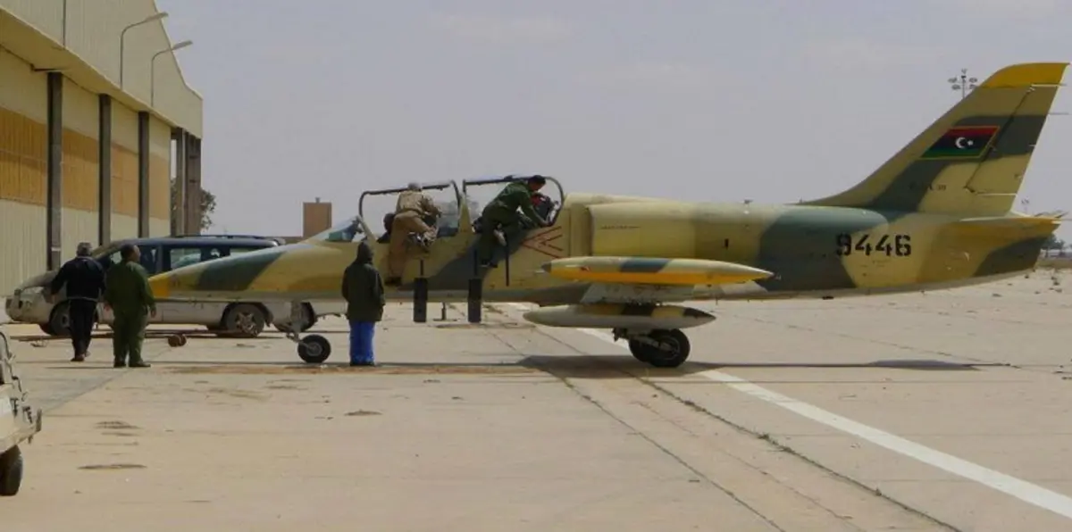 تحطم مقاتلة ليبية فوق بنغازي بصاروخ حراري ونجاة قائدها (صور)