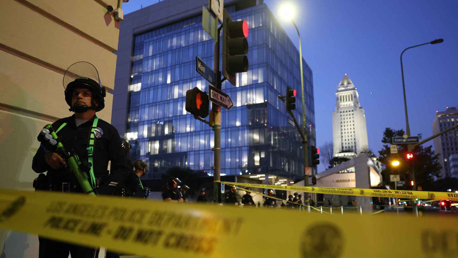 بدء حظر التجوّل في لوس أنجلوس.. والمتظاهرون يتحدّون القرار