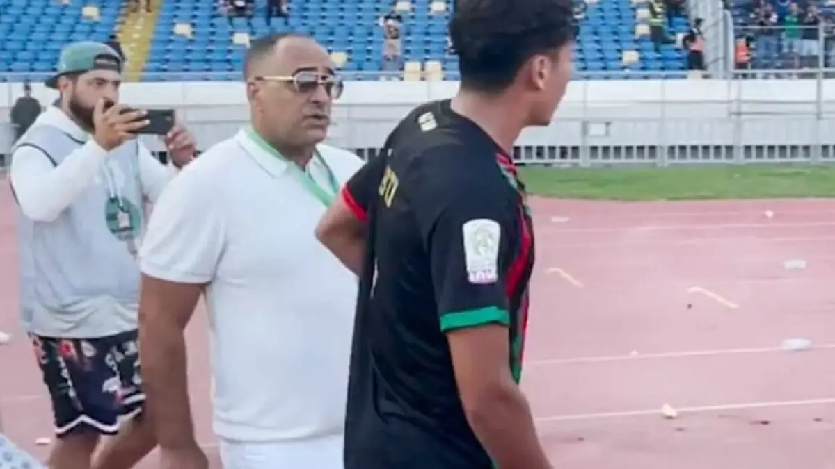 إيقاف عبدالإله الإبراهيمي وزكريا الهبطي على خلفية أحداث مباراة الجيش والرجاء بالدوري المغربي