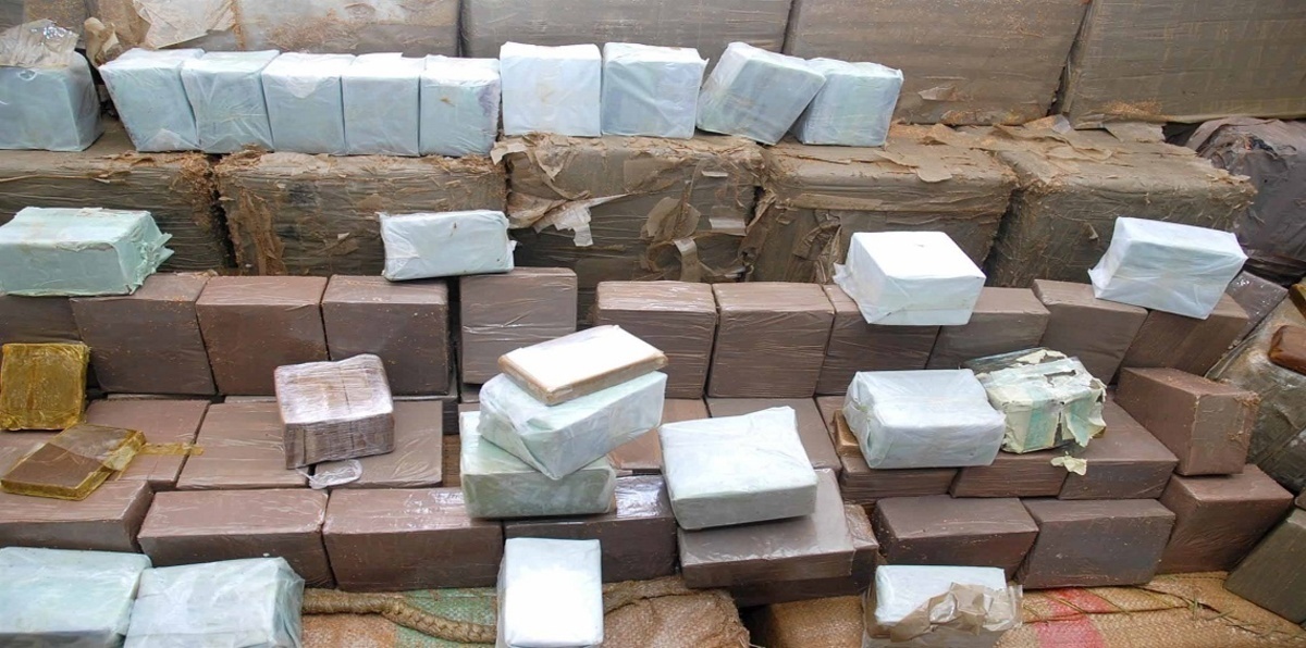 بالصور.. تاجر مخدرات يطلب المساعدة من خفر السواحل لإصلاح قاربه المليء بالممنوعات