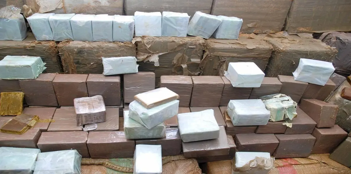 بالصور.. تاجر مخدرات يطلب المساعدة من خفر السواحل لإصلاح قاربه المليء بالممنوعات