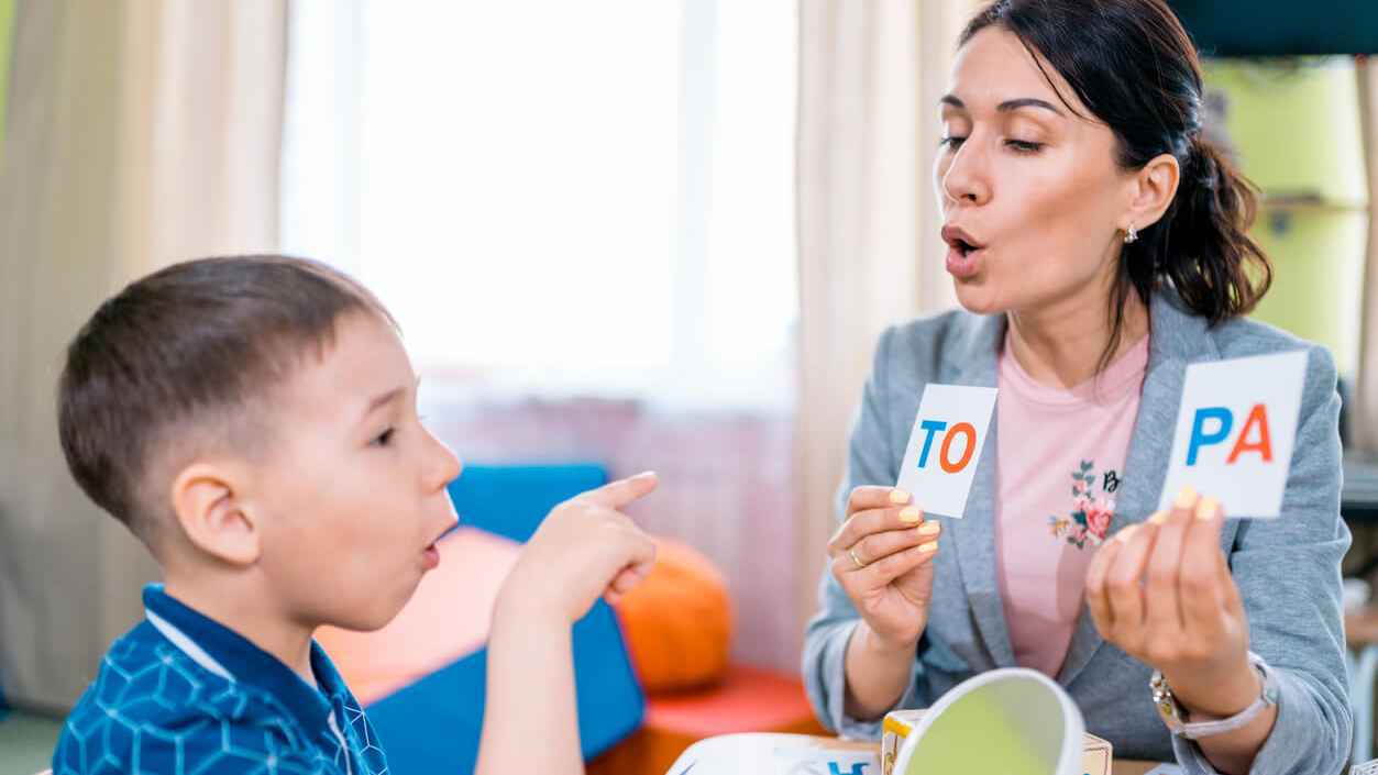 ليس بالكلام فقط.. كيف تدعم طفلك في مواجهة صعوبات النطق؟