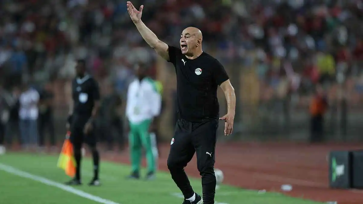 لماذا لا ألعب أساسيا.. حسام حسن يحذر نجم منتخب مصر