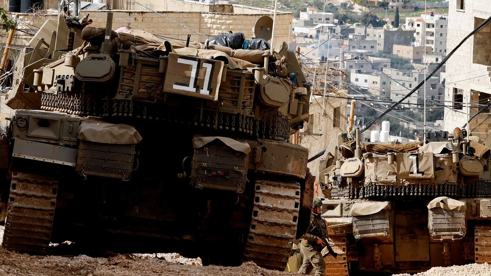 حولت منازل لثكنات عسكرية.. إسرائيل تدفع بتعزيزات ضخمة لمخيم جنين