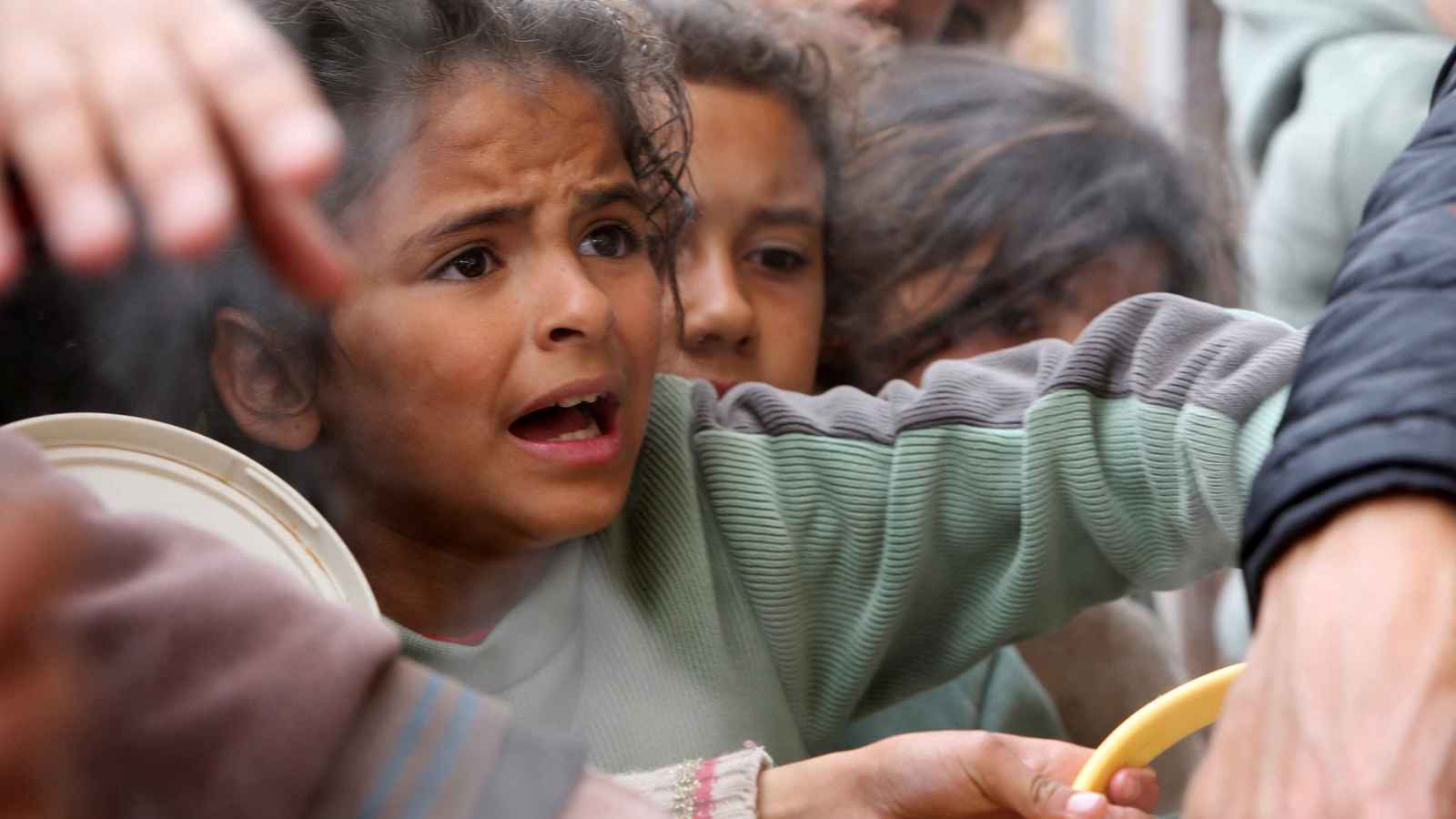 بعد شبح المجاعة.. توقف إمدادات الوقود يعيد أزمة مياه الشرب في غزة