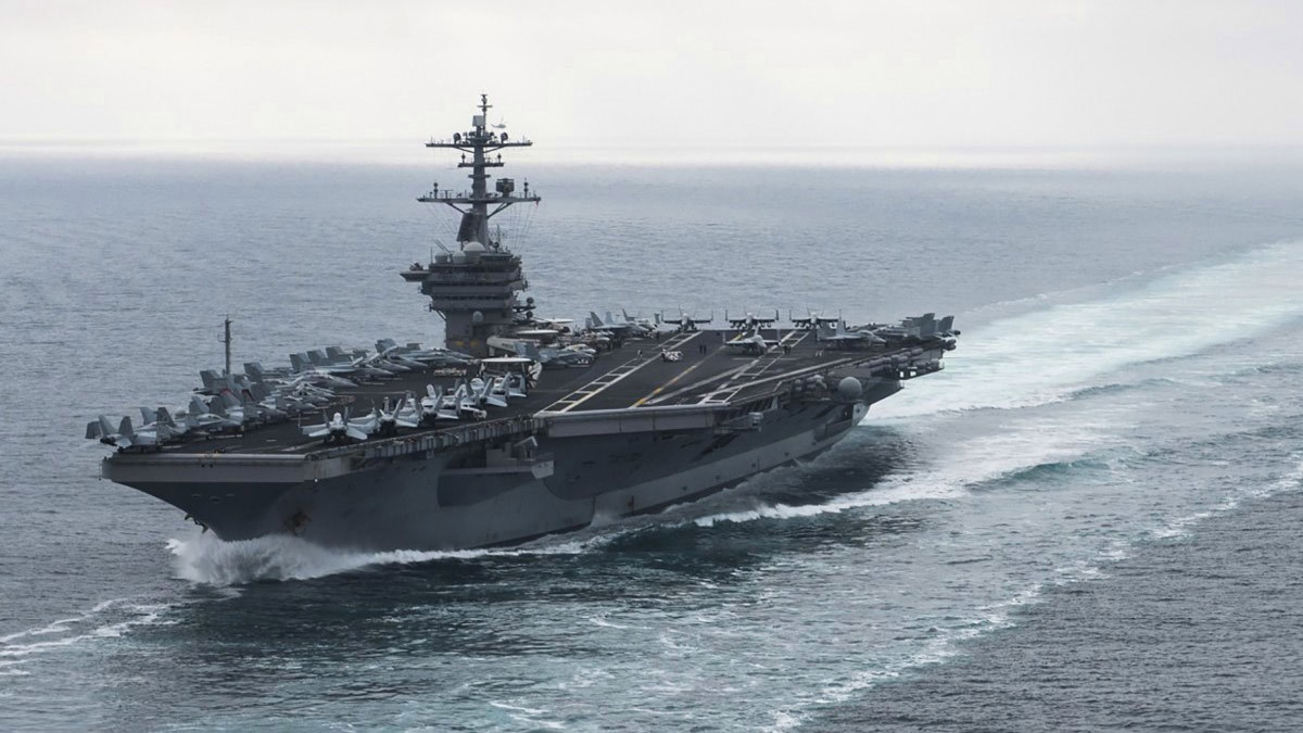 البحرية الأمريكية تعفي قائد حاملة طائرات تفشى فيها كورونا