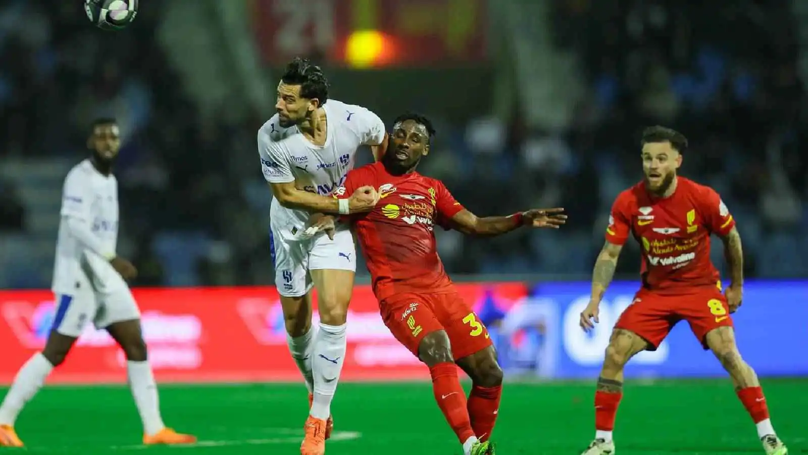 طردان وضربة جزاء.. تقييم كارثي لحكم مباراة القادسية والهلال (فيديو)