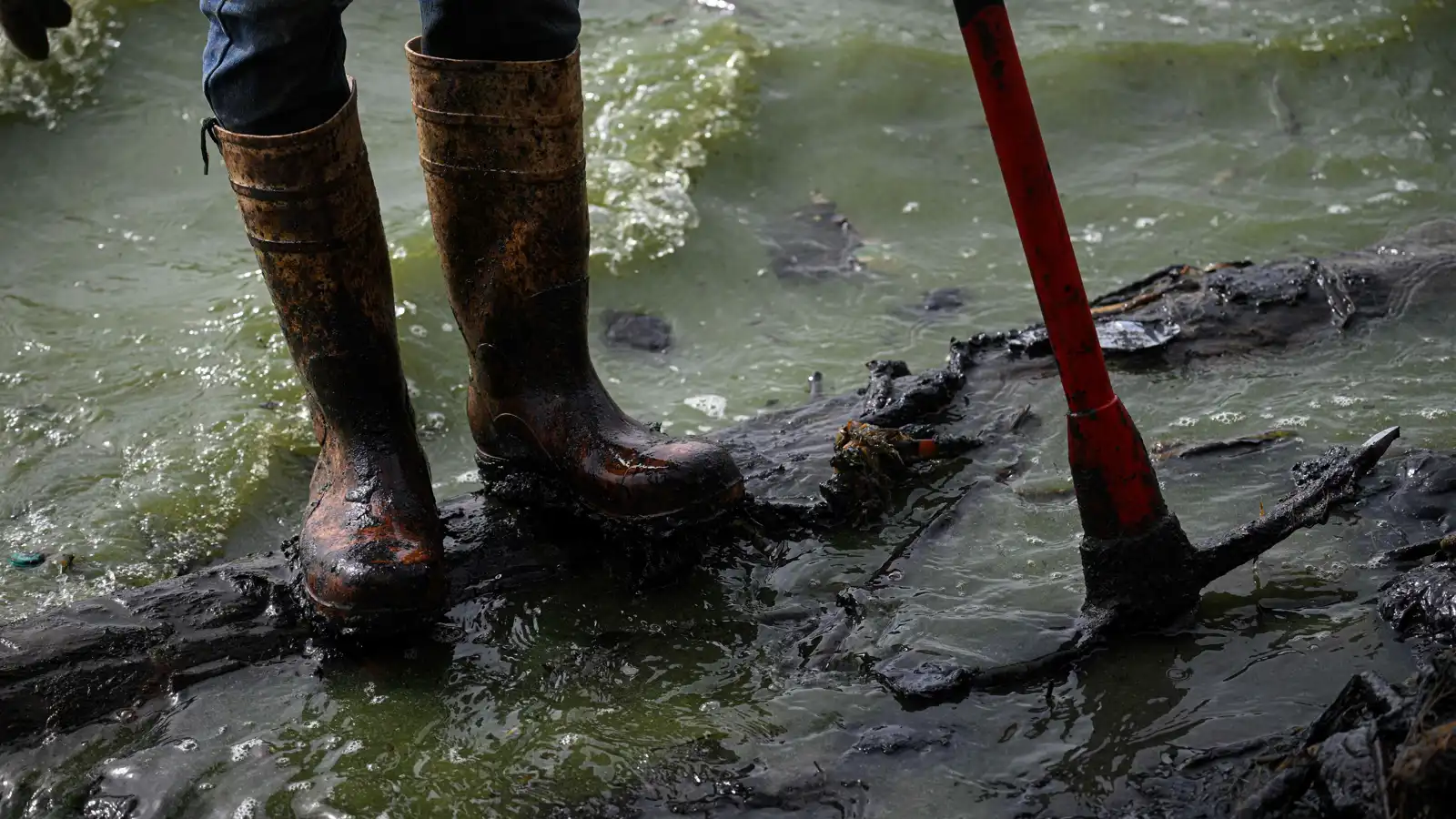 إعادة تأهيله تحتاج ‎200 مليار دولار.. هل تورطت واشنطن في مستنقع النفط الفنزويلي؟