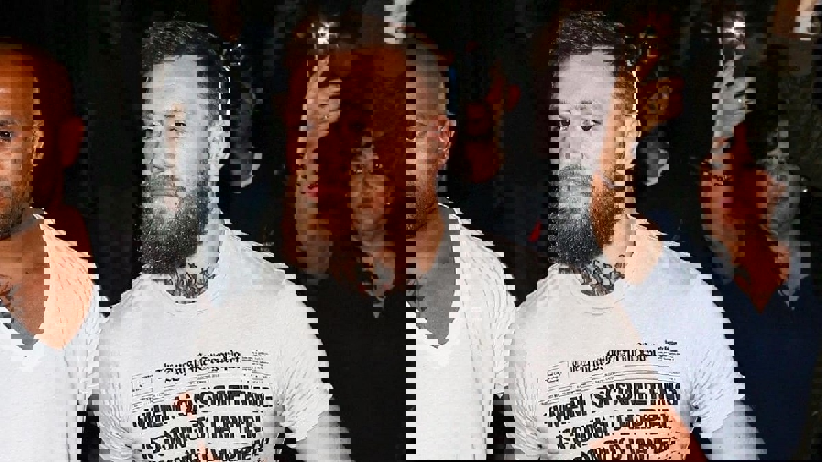 مكغريغور يركض عاريًا عقب إطلاق سراحه من السجن (فيديو)