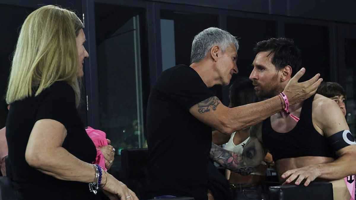 ميسي يهدي قميصه لوالديه بعد فوز إنتر ميامي على ناشفيل (فيديو)