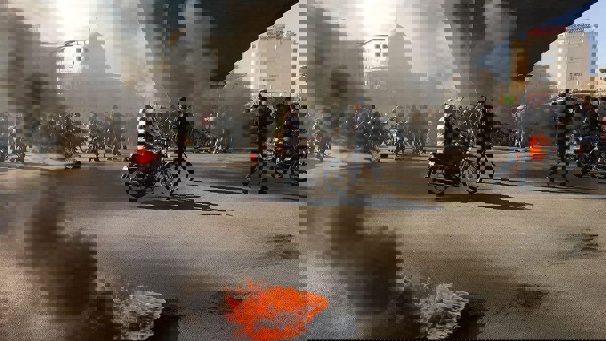 احتجاجات عارمة في جنوب إيران والشرطة تطلق الرصاص ضد المتظاهرين