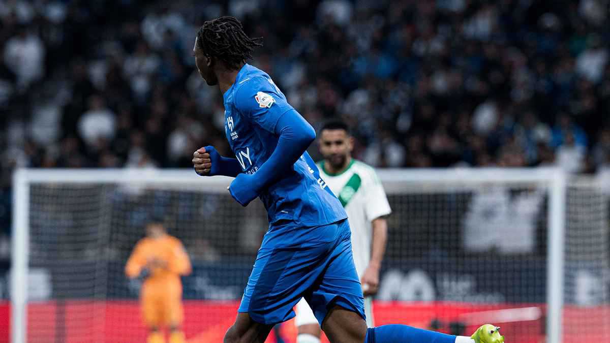 كم لاعبا أجنبيا في قائمة الهلال السعودي؟ 