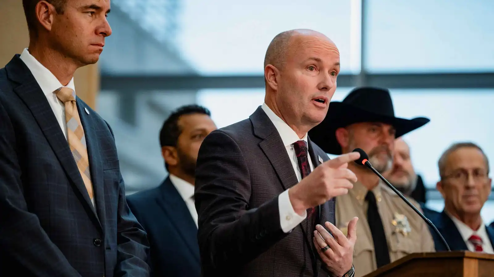 حاكم يوتا: المتهم بقتل تشارلي كيرك "ذو خلفية سياسية"