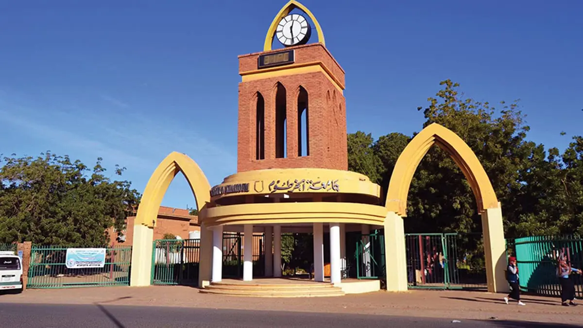 فتاة سودانية تعرض نفسها للزواج في شوارع الخرطوم (فيديو)