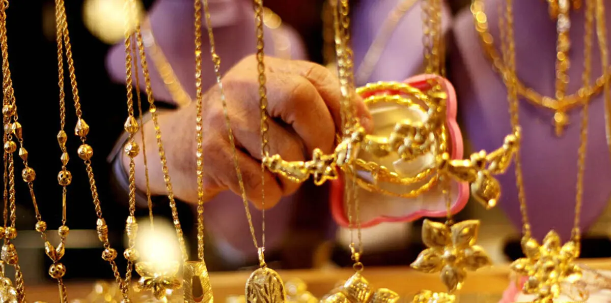 أسعار الذهب تهبط قليلًا مع صعود الدولار والأسهم قبل شهادة رئيسة "الاحتياطي" الأمريكي