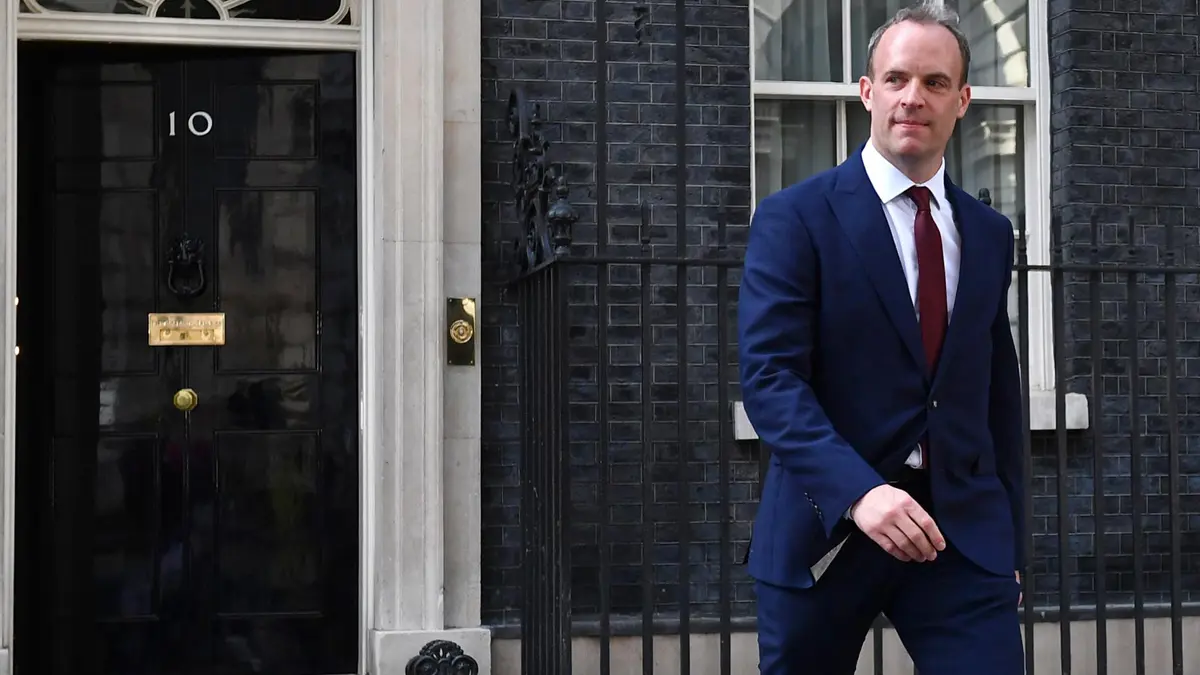 القائم بأعمال رئيس الوزراء البريطاني يتعهد بهزيمة كورونا في غياب جونسون