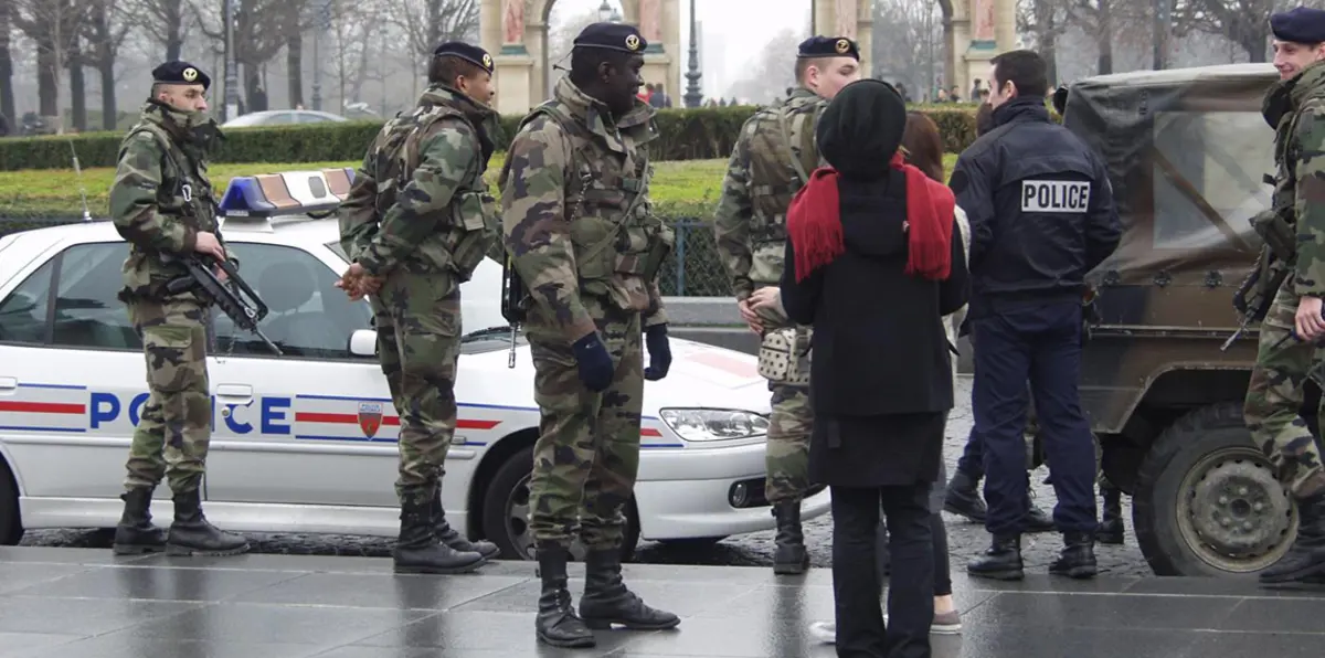 فرنسا تسخّر 5 آلاف شرطي لحماية السياح في باريس