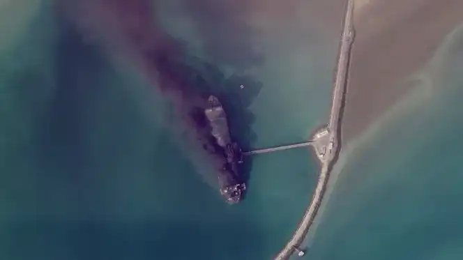 استهداف لسفينة إيرانية حربية 