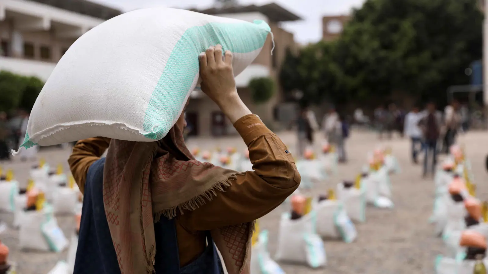 تجميد المساعدات الأمريكية يفاقم الأزمة الإنسانية في اليمن