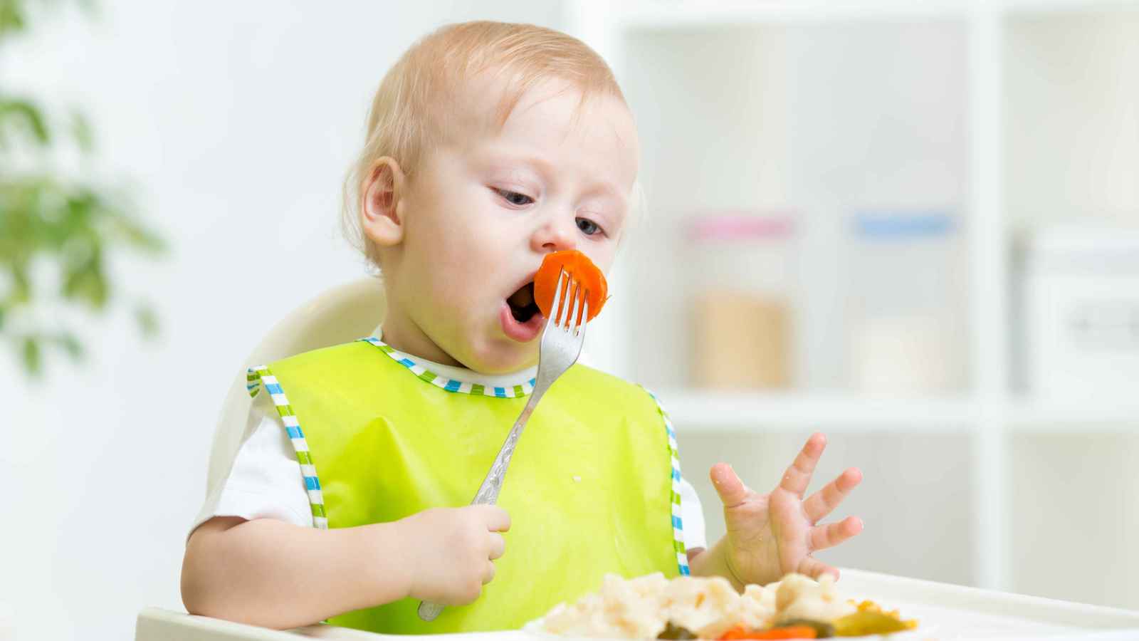 مرحلة الفطام.. متى يصبح الطفل جاهزا للطعام الصلب؟