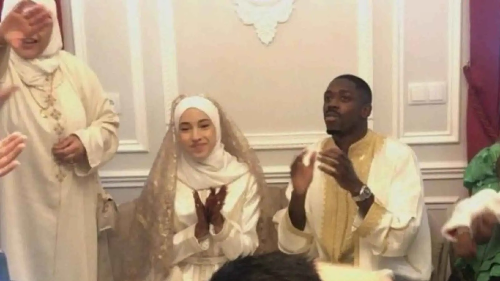 احتفلت بسان جيرمان ولا تُظهر وجهها.. من هي زوجة عثمان ديمبلي "المغربية"؟ (صور)