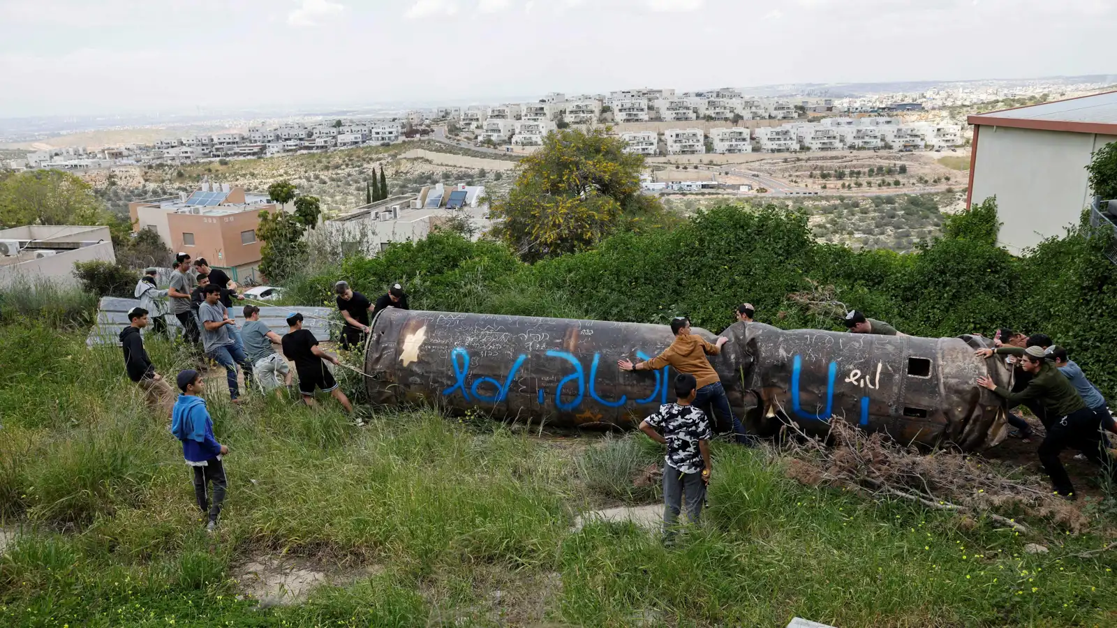 تقرير: تزايد ضحايا الصواريخ العنقودية يكشف تحولاً في تكتيكات إيران