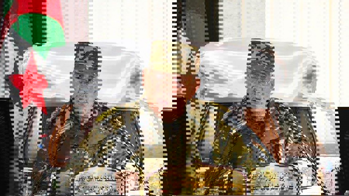 لماذا يدير قائد الجيش الجزائري ظهره للصراع المحتدم بين القضاة ووزير العدل؟