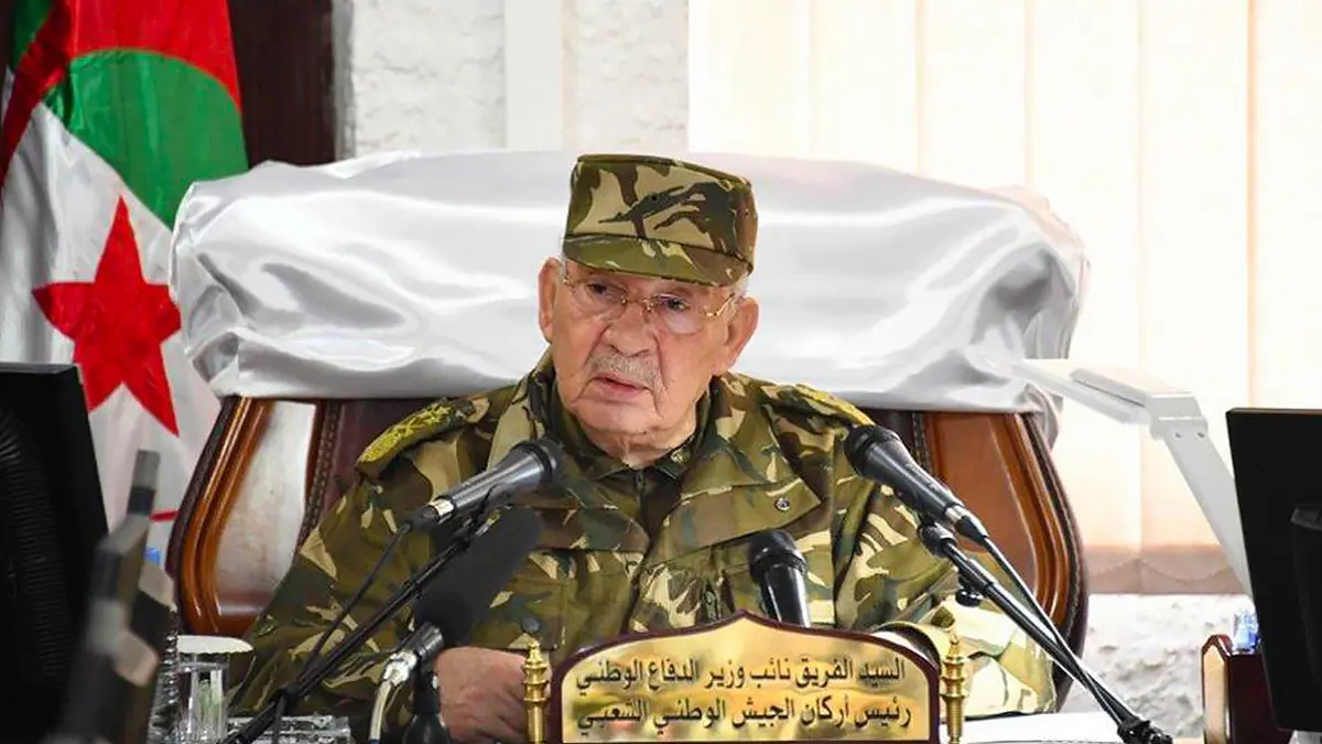 لماذا يدير قائد الجيش الجزائري ظهره للصراع المحتدم بين القضاة ووزير العدل؟