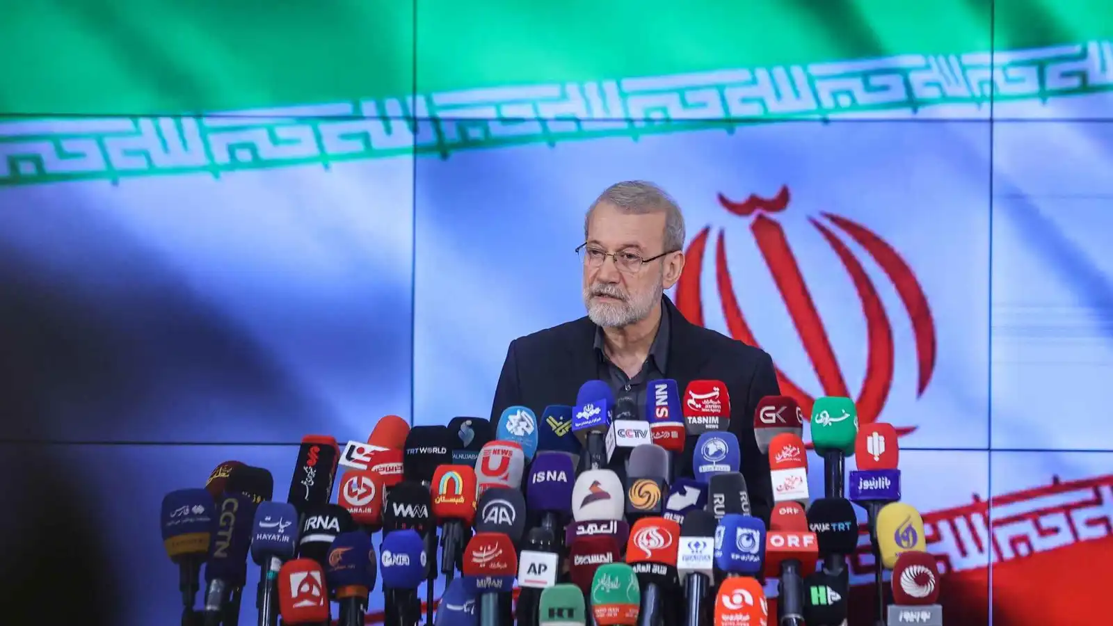 "الرجل الأقوى" يتصدر المشهد.. خامنئي يكلف لاريجاني بمهمة "حماية النظام"