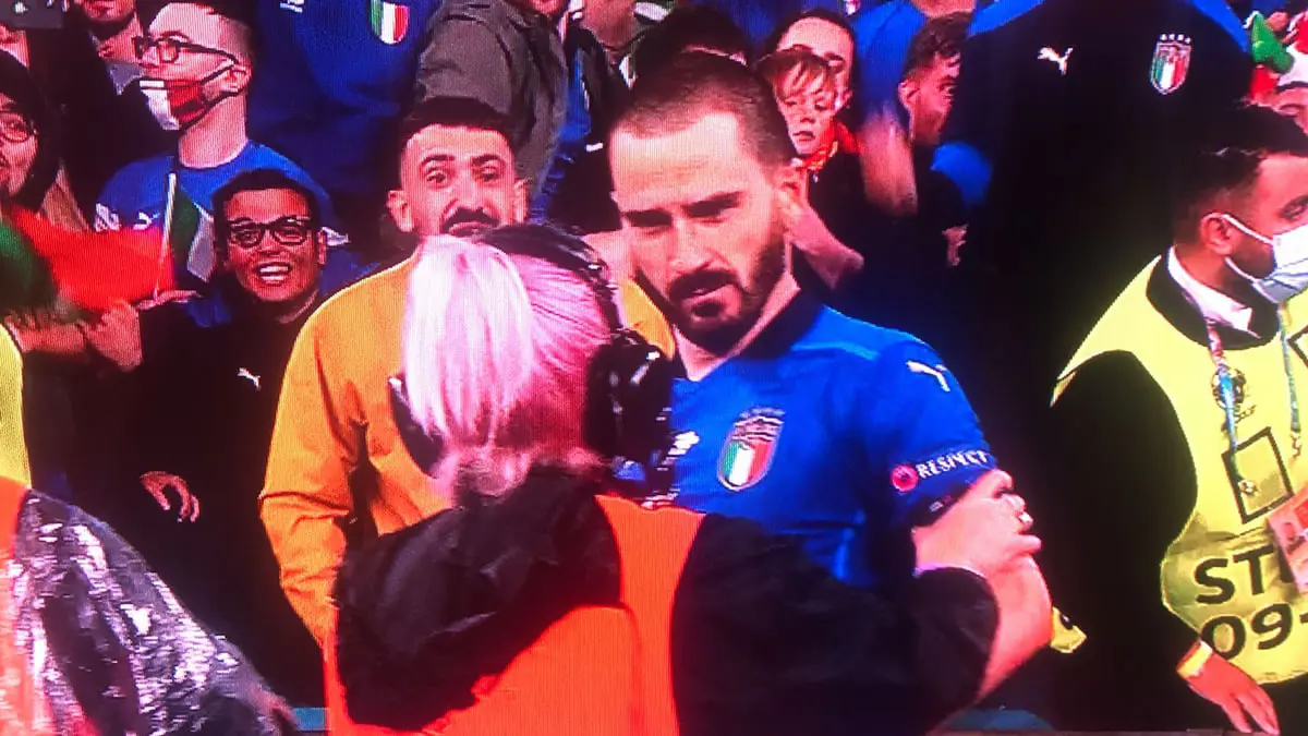 ظنت أنه مشجع.. مسؤولة الأمن تمنع بونوتشي من العودة للملعب خلال مباراة إيطاليا وإسبانيا (فيديو)