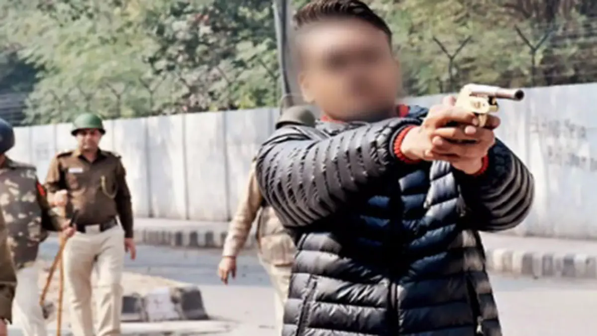 قومي هندوسي يطلق النار على متظاهرين ضد التمييز في الهند (صور)