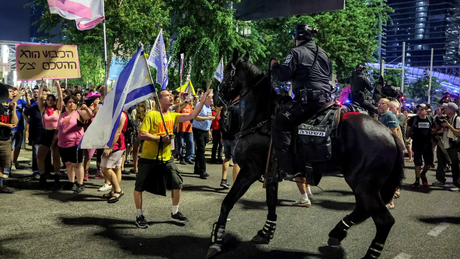 شرطة نتنياهو تعتدي على مصور إسرائيلي خلال تظاهرة (فيديو)