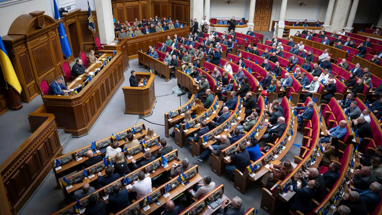 مطالبة بإقالة قائد الجيش تتسبب بمشاجرة في البرلمان الأوكراني (فيديو)