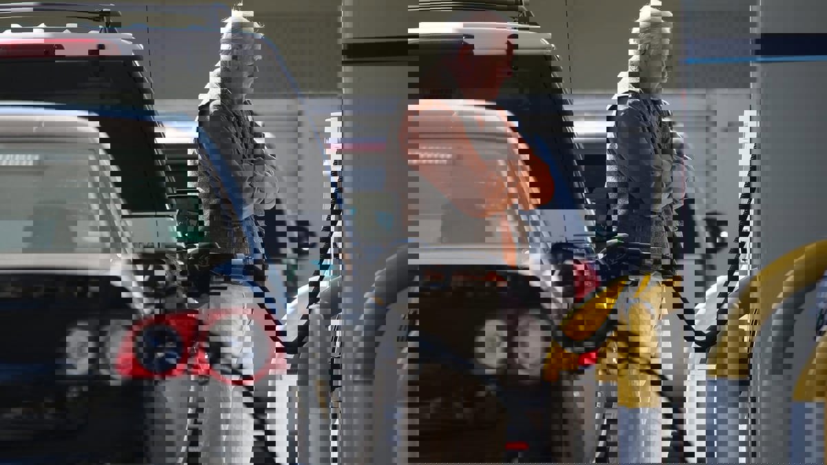 مسؤول أمريكي يتوقع انخفاض أسعار البنزين في الولايات المتحدة