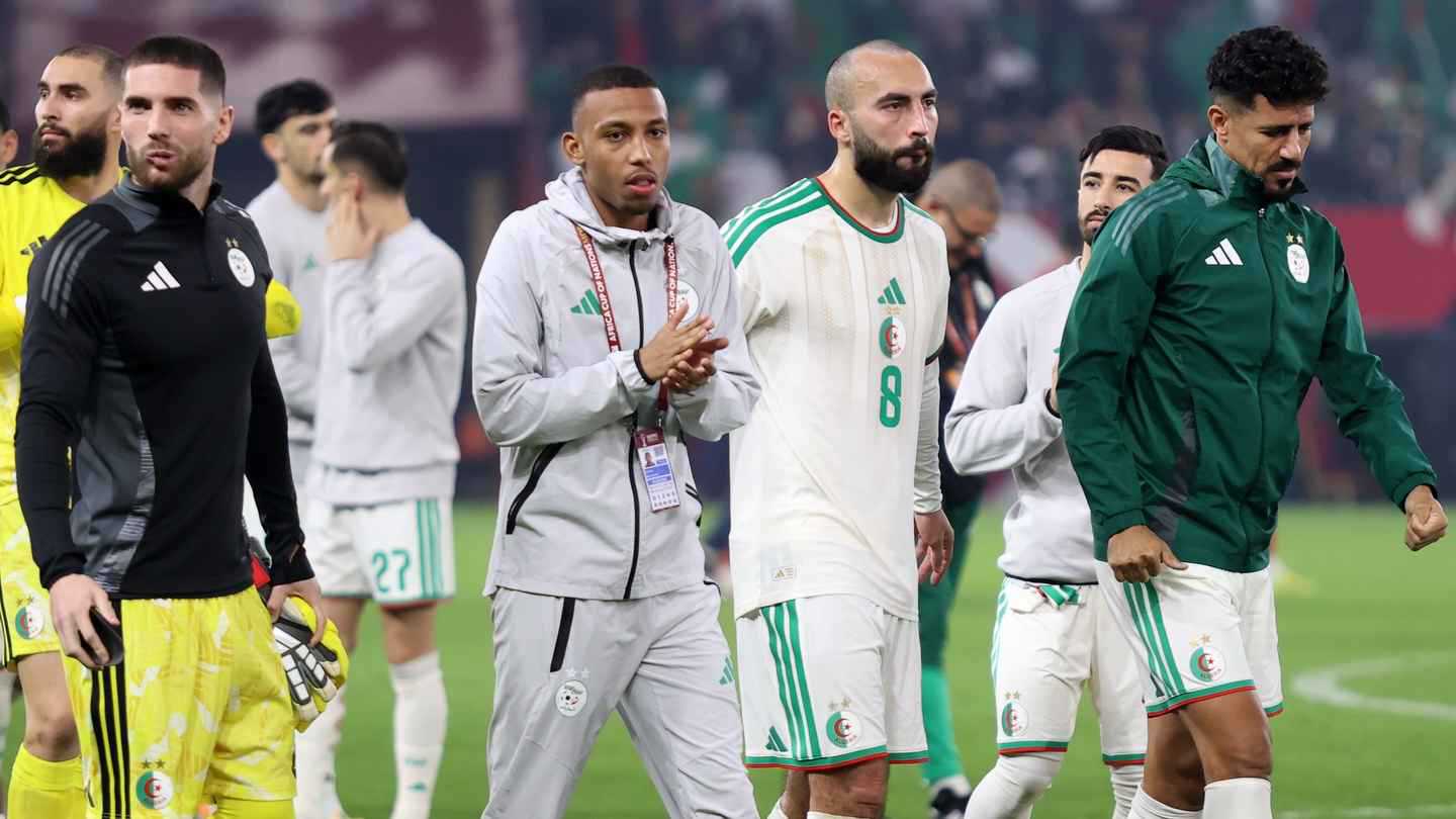 فريق فرنسي يقصي لاعب منتخب الجزائر بعد عودته من كأس أمم إفريقيا 