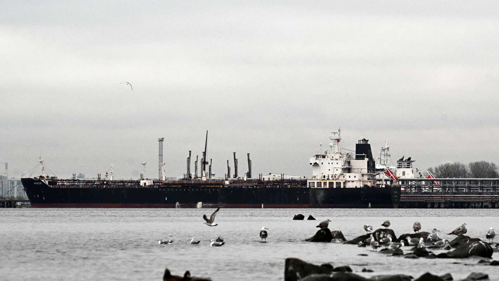 بلغاريا تُجلي طاقم ناقلة نفط يشتبه بانتمائها لـ "أسطول الظل" الروسي