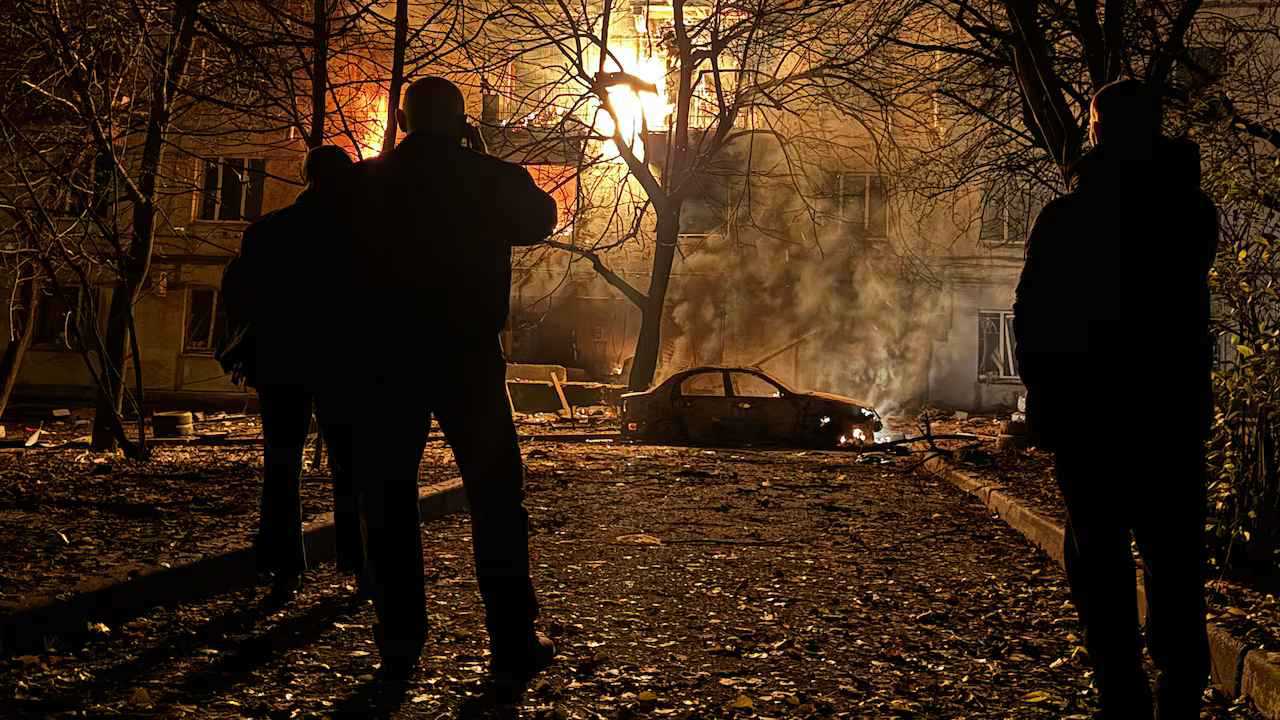 روسيا تشن هجوما جويا كبيرا على زابوريجيا وتصيب العشرات (فيديو)