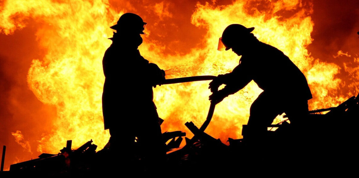 بالفيديو.. حريق ضخم بـ 5 صهاريج في السعودية