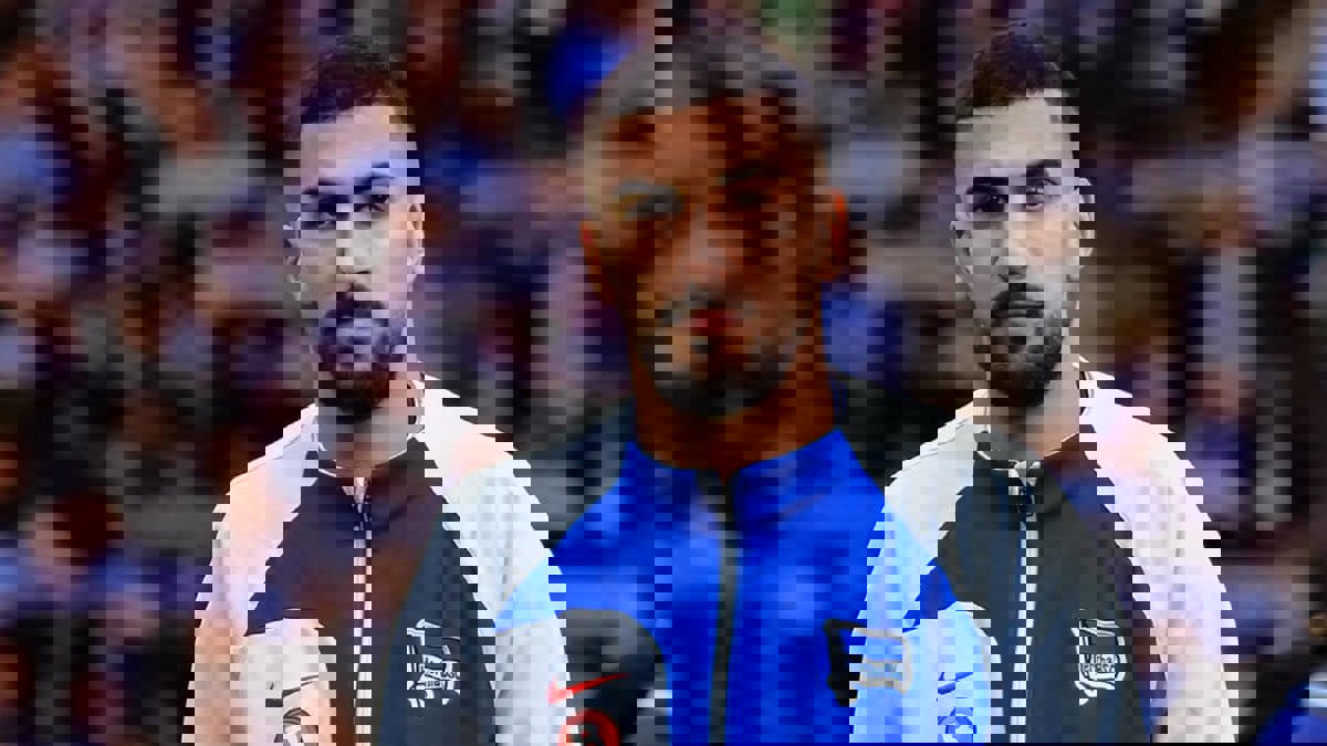 وجهه يبدو متأثرًا.. أول ظهور للمغربي برقوق بعد الاعتداء عليه (صورة)