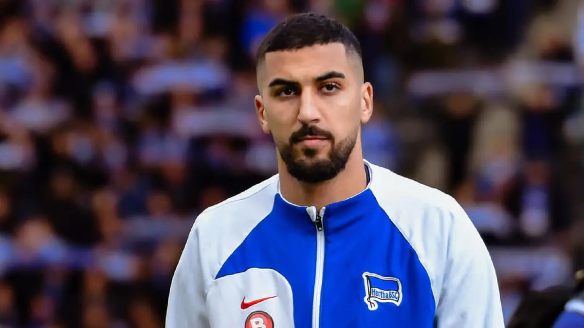 وجهه يبدو متأثرًا.. أول ظهور للمغربي برقوق بعد الاعتداء عليه (صورة)