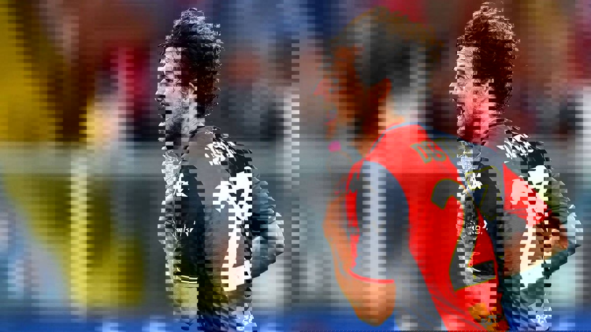 ماتيا ديسترو لاعب جنوى يسجل هدفا رائعا في فيرونا وهو يمسك بقارورة مياه (فيديو)