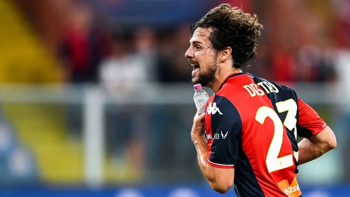 ماتيا ديسترو لاعب جنوى يسجل هدفا رائعا في فيرونا وهو يمسك بقارورة مياه (فيديو)