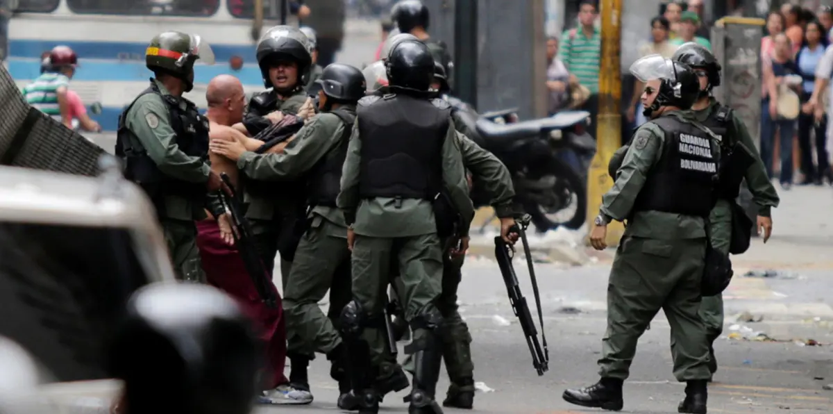 فنزويلا تعلن التصدي لهجوم "إرهابي" على قاعدة عسكرية