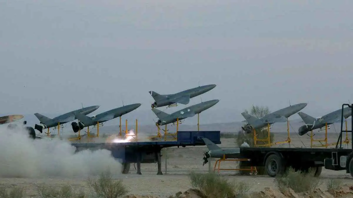 غارات إيرانية على قاعدة بحرية أمريكية في البحرين (فيديو)