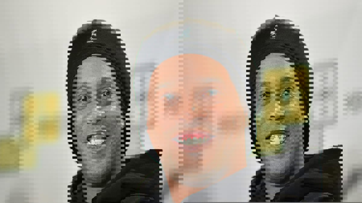 رونالدينيو: يجب أن يكون صلاح سعيدا بغض النظر عن الفريق الذي يلعب له