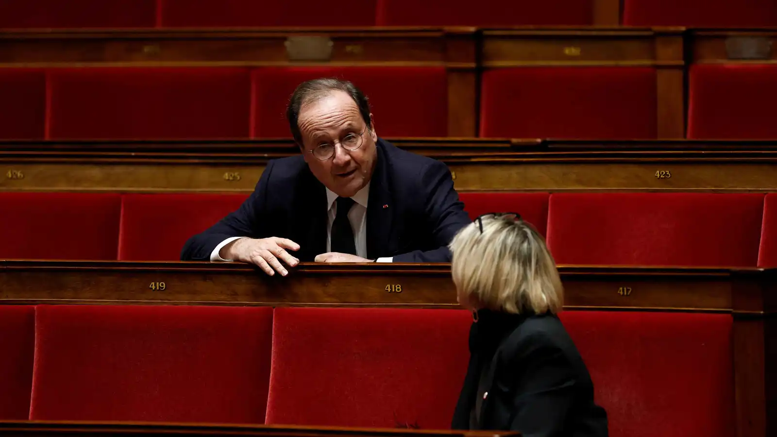 من الإليزيه إلى البرلمان.. فرانسوا هولاند يعيد تشكيل المشهد السياسي الفرنسي