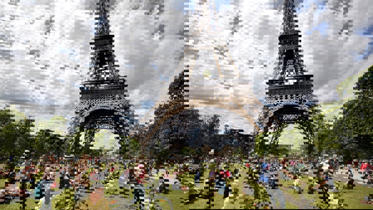 "لعبة" تحت برج إيفل تخدع السياح.. والشرطة تفك اللغز وتضبط المتورطين