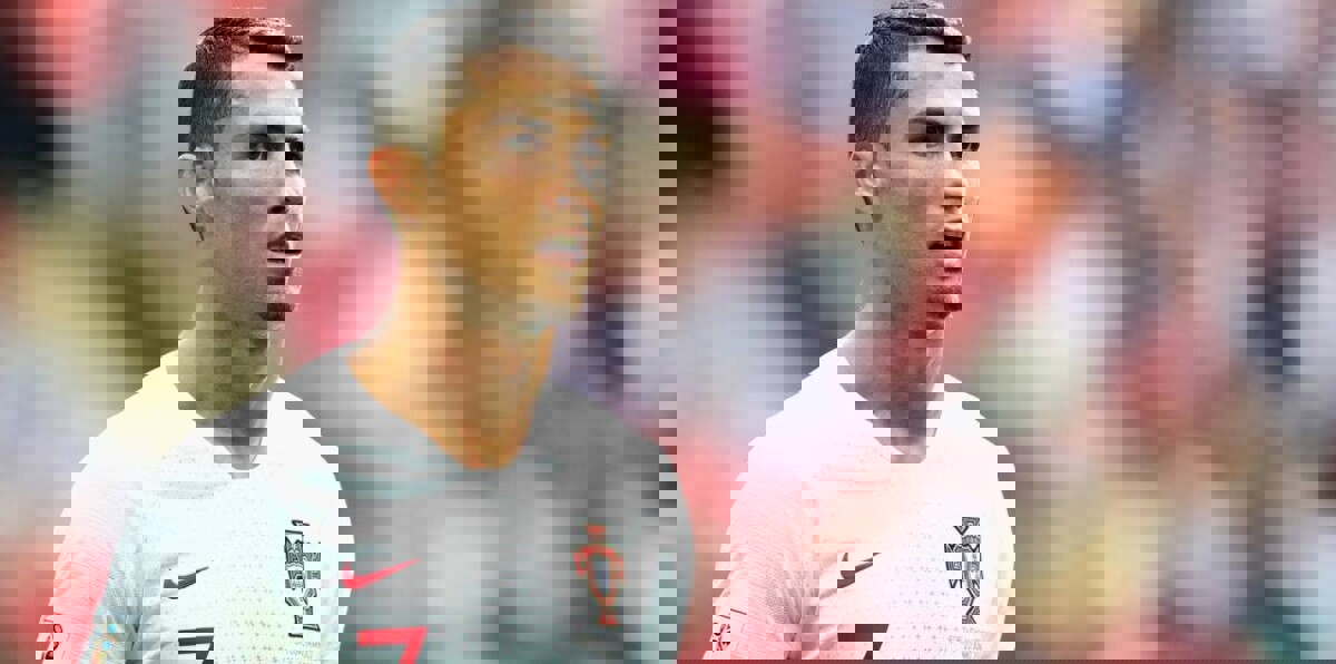 حكم مباراة البرتغال ضد المغرب ينفي طلبه قميص كريستيانو رونالدو