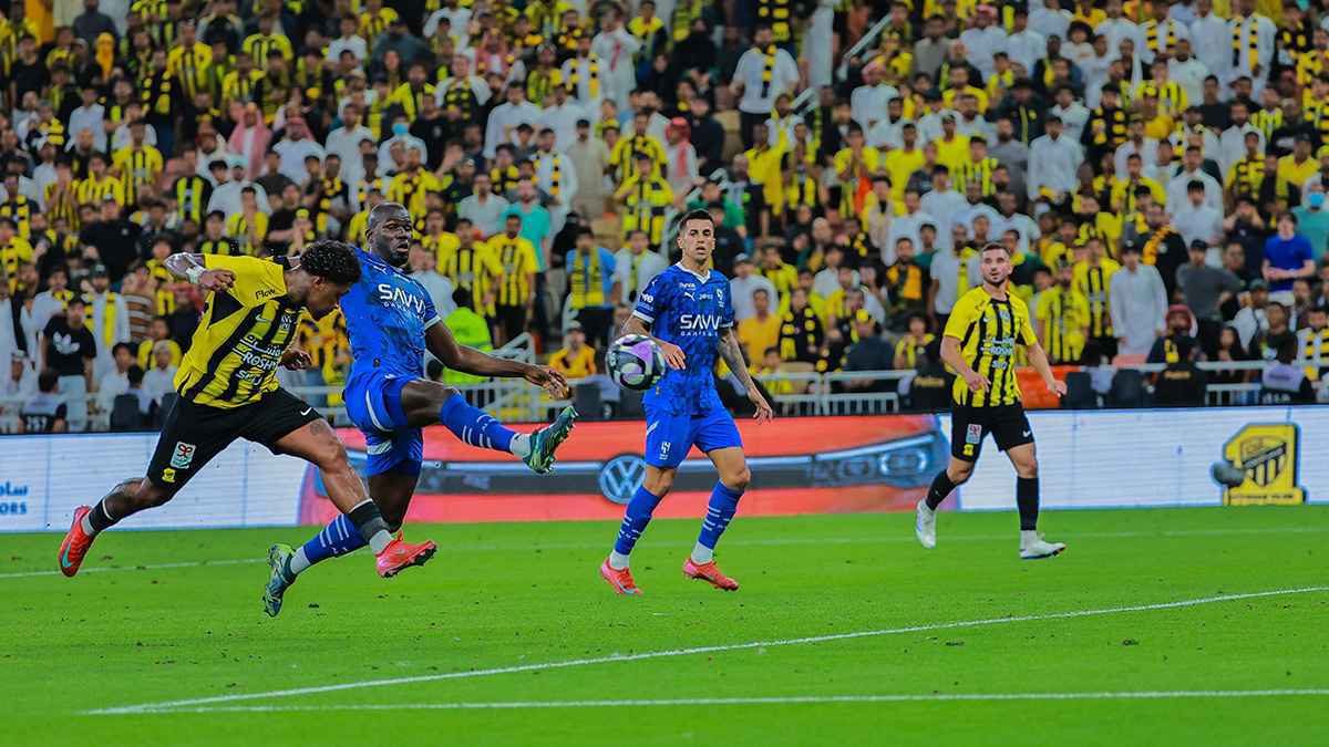كلاسيكو الاتحاد والهلال والدوري الإيطالي.. مواعيد مباريات اليوم والقنوات الناقلة