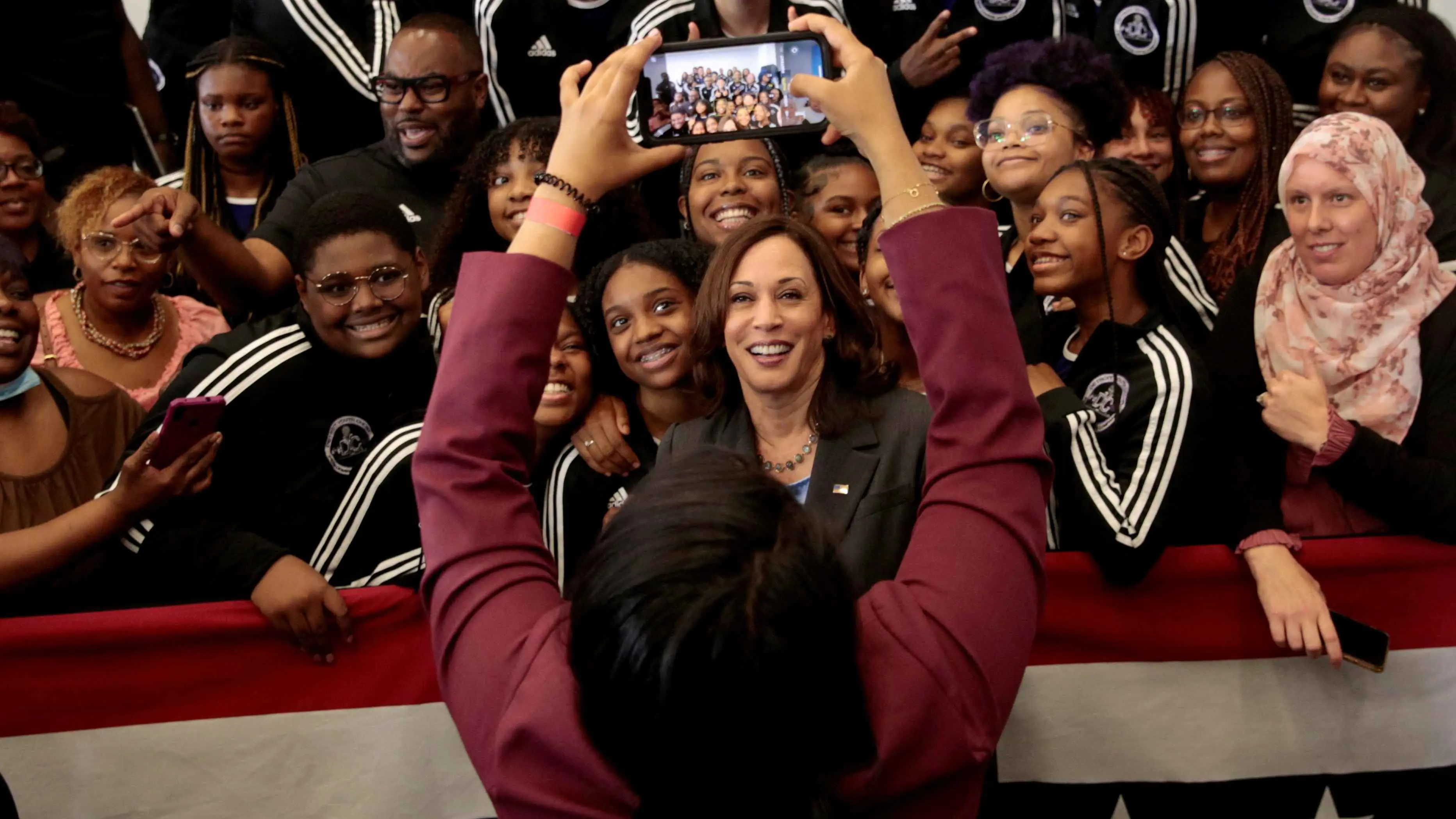 قبل مؤتمر الديمقراطيين.. حملة هاريس "تستنفر" لكسب دعم الحلفاء